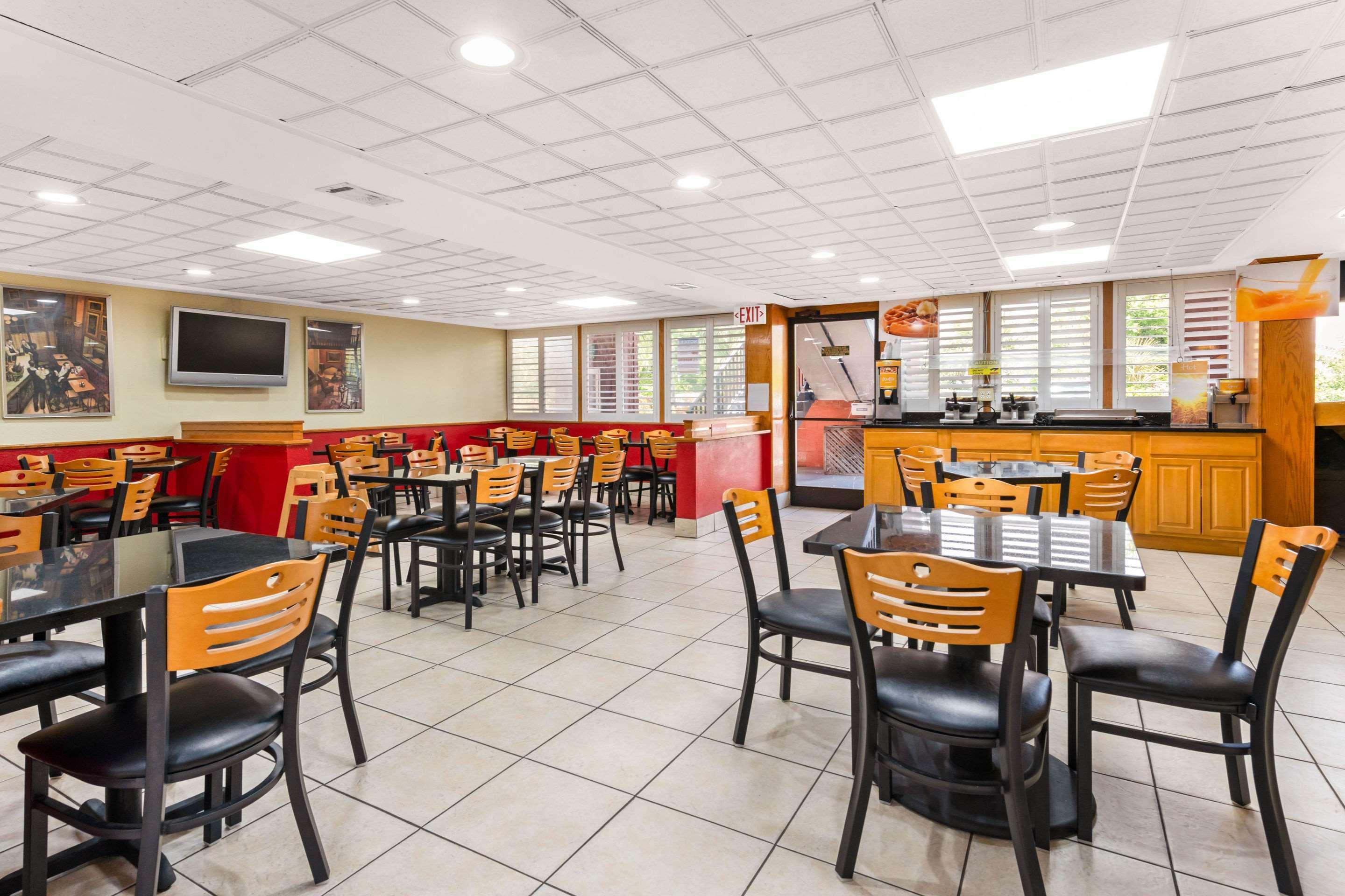 Quality Inn & Suites Orlando Airport Zewnętrze zdjęcie